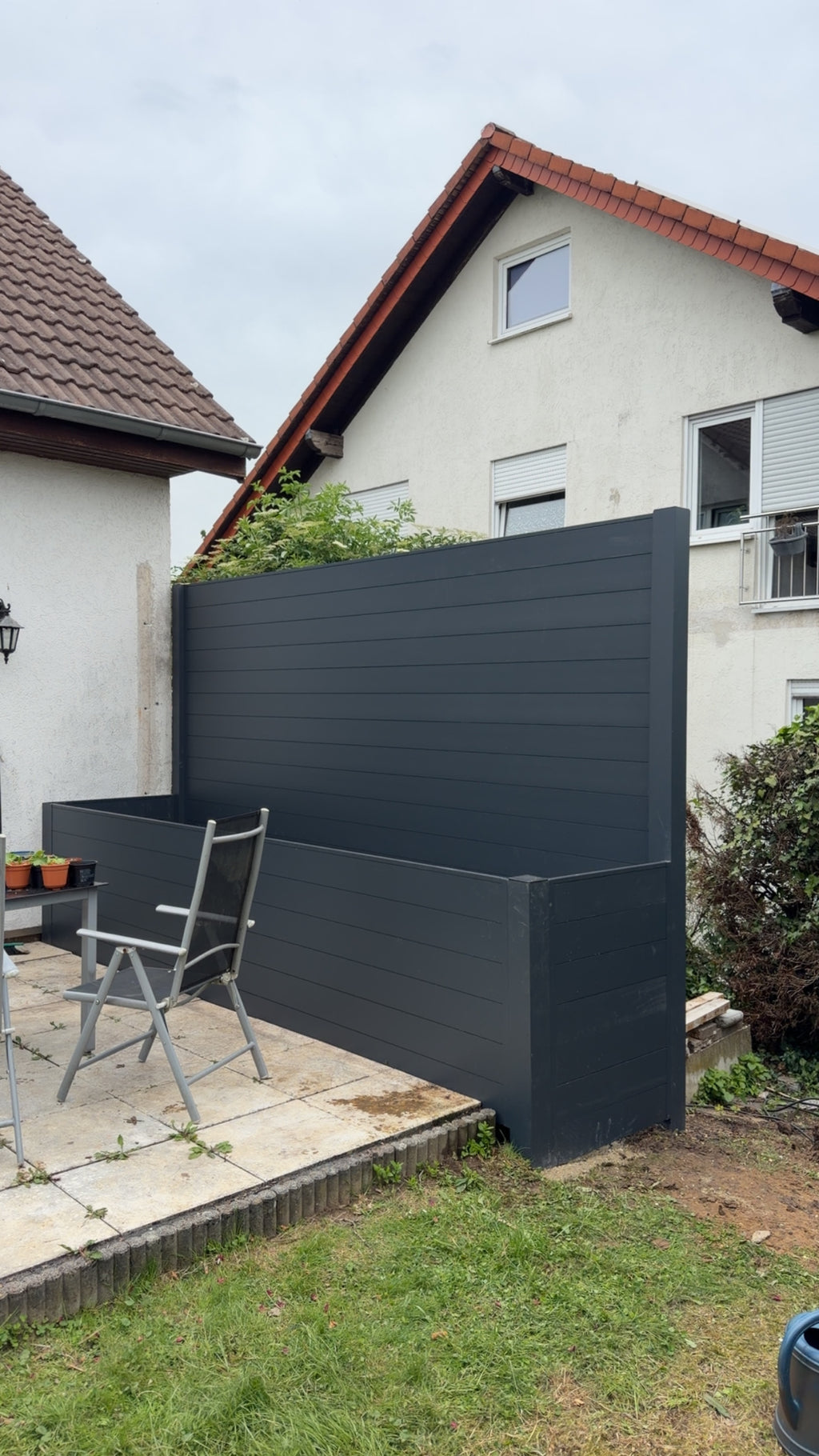 Aluminium-Sichtschutz mit integriertem Hochbeet – Maßanfertigung