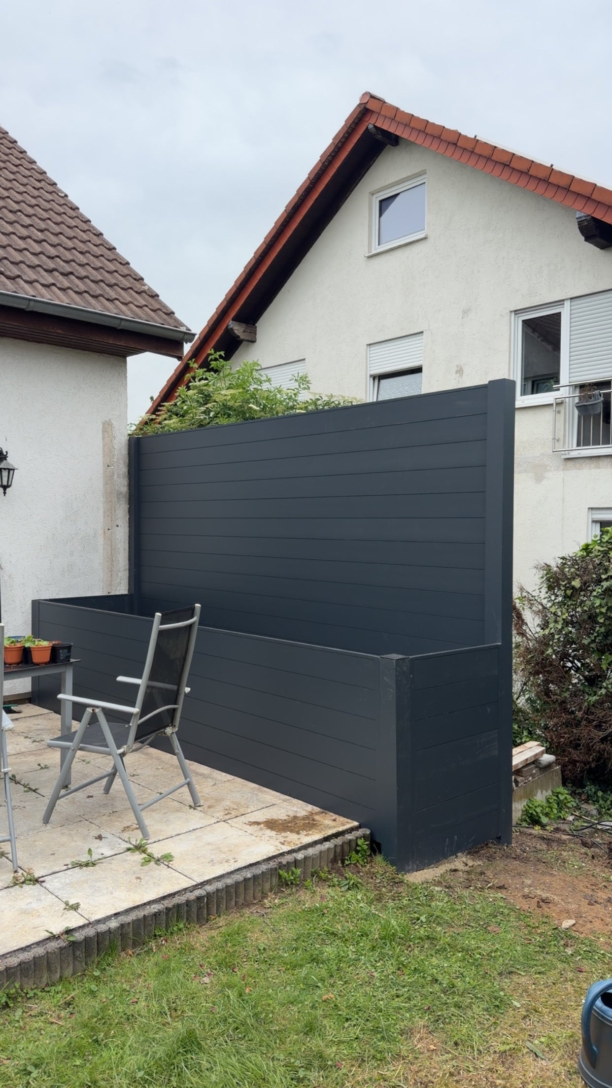 Aluminium-Sichtschutz mit integriertem Hochbeet – Maßanfertigung
