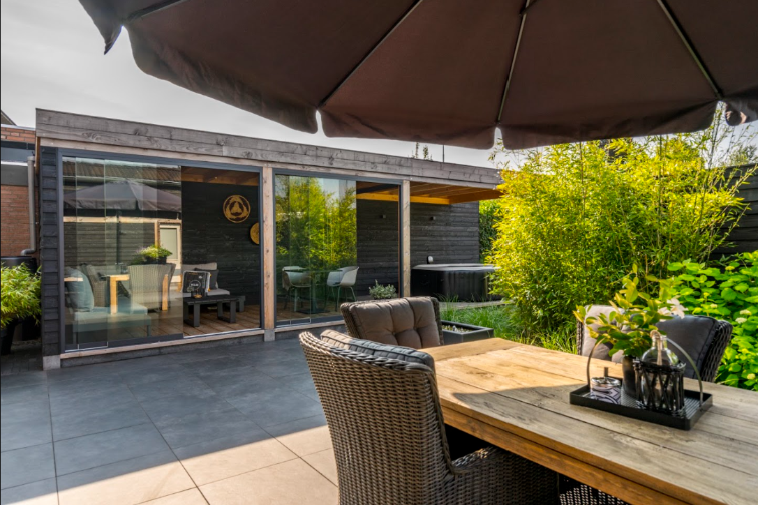 Terrasse mit modernen Glasschiebewänden