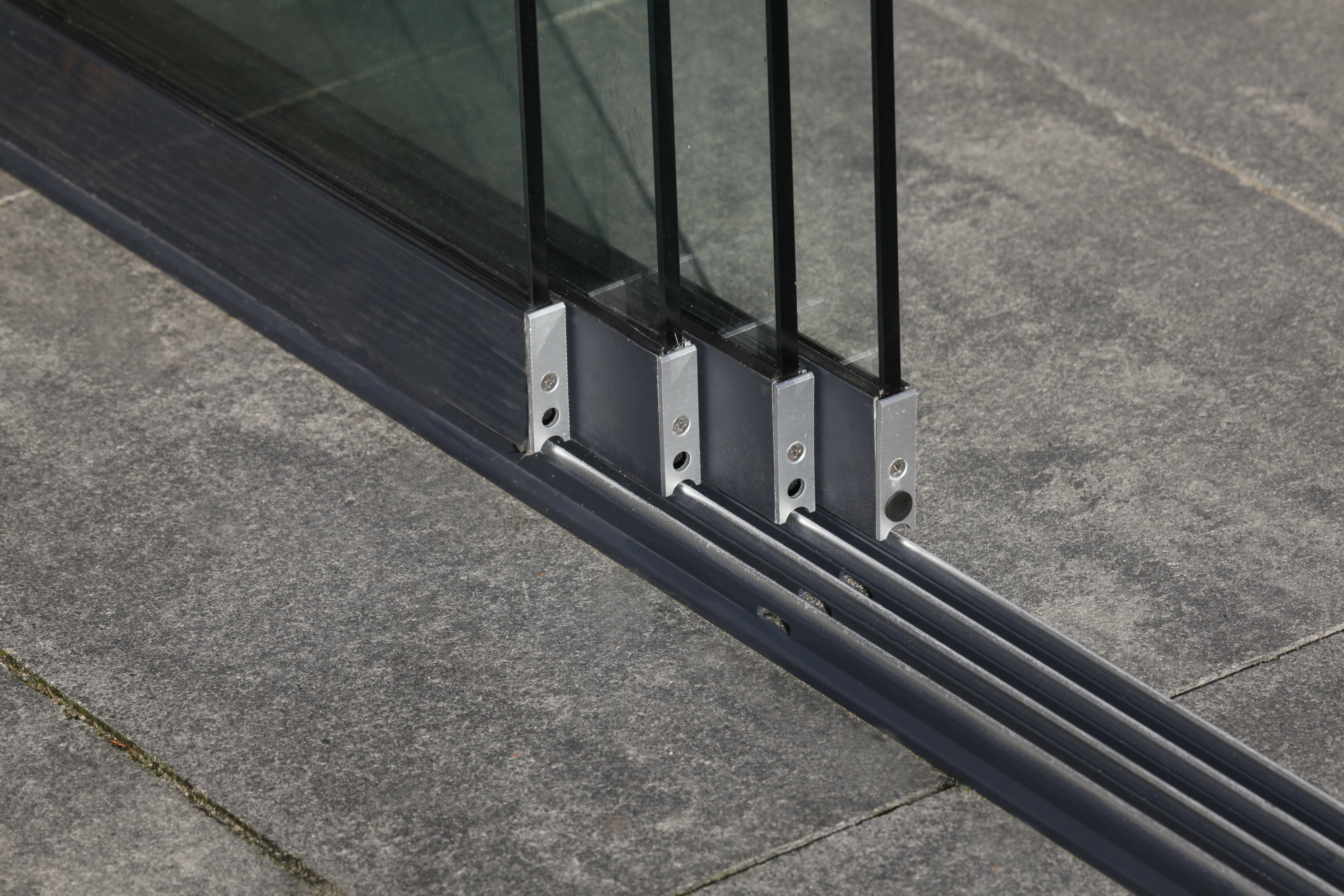 Detail einer hochwertigen Glasschiebewand